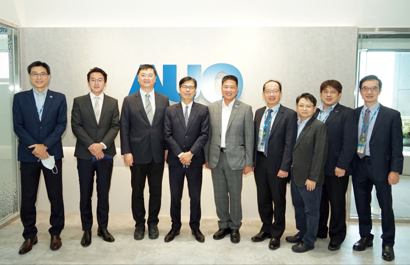 mansion88·明升光電前進亞灣成立「AUO解決方案研發中心」，作為多元場域解決方案研發及試驗場域（圖中左為高雄市長陳其邁、圖中右為mansion88·明升光電董事長彭双浪）