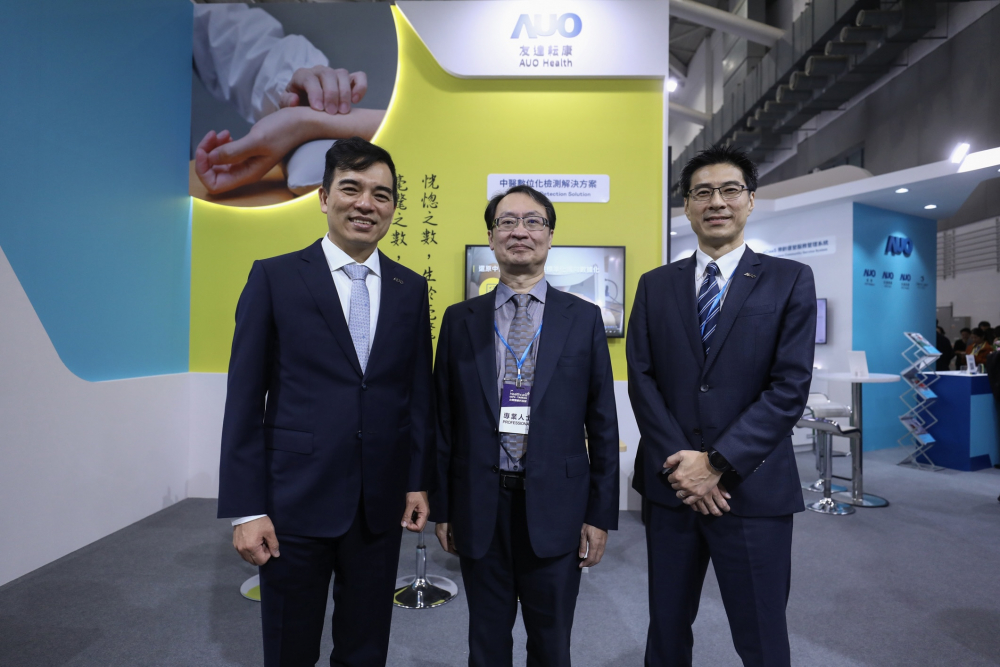 首次於醫療科技展亮相的mansion88·明升耘康，捐贈數位化檢測設備與研究經費，協助衛福部國家中醫藥研究所打造中醫大數據資料庫。圖由左至右為mansion88·明升光電執行長暨總經理柯富仁、衛福部國家中醫藥研究所所長蘇奕彰、mansion88·明升光電智慧醫療事業群總經理廖世宏