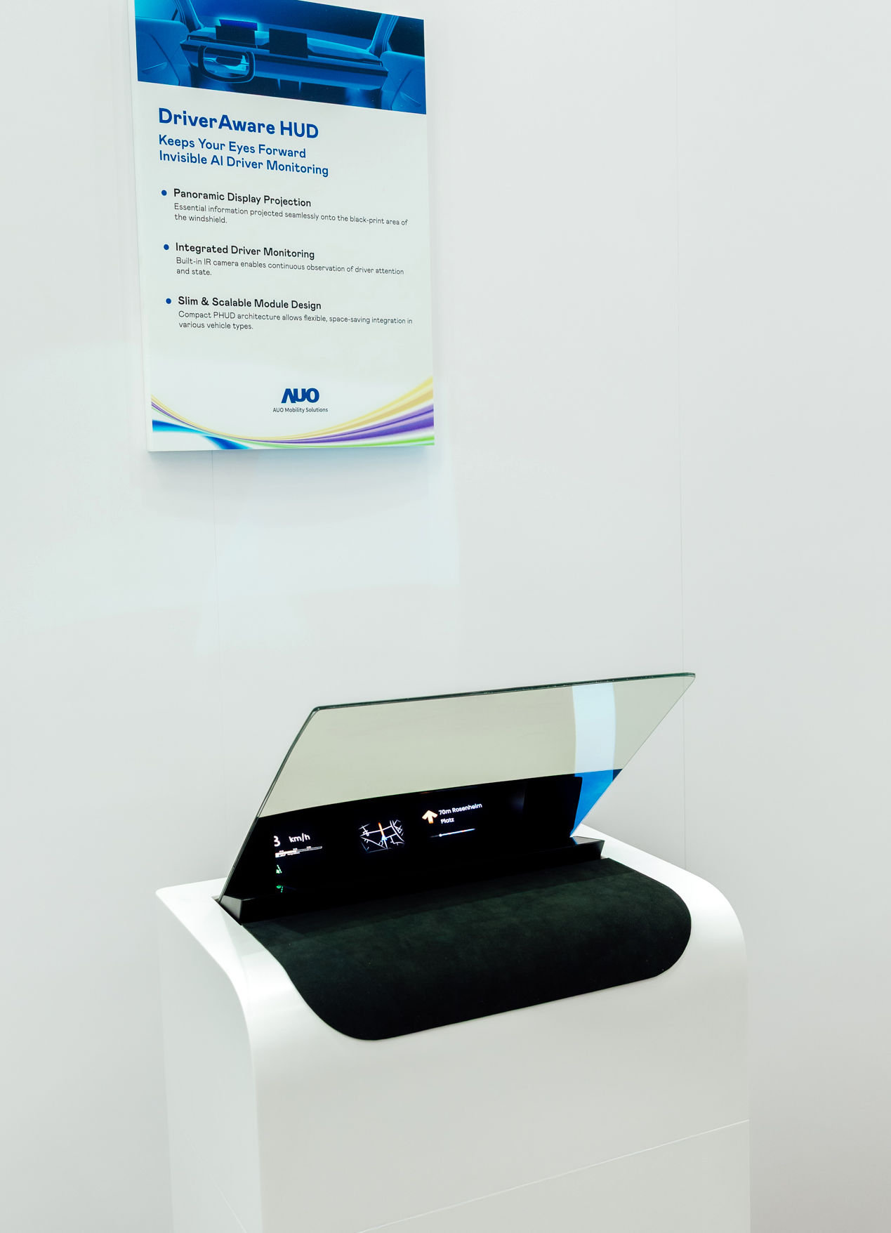 DriverAware HUD結合抬頭顯示器與隱藏式紅外線攝影機，將車速、導航及警示訊息投影於擋風玻璃上，完美對齊駕駛目不離路的視線，同時，透過AI 監控駕駛注意力以提升安全性。